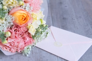 母の日に贈るなら花束に手紙を添えても！
