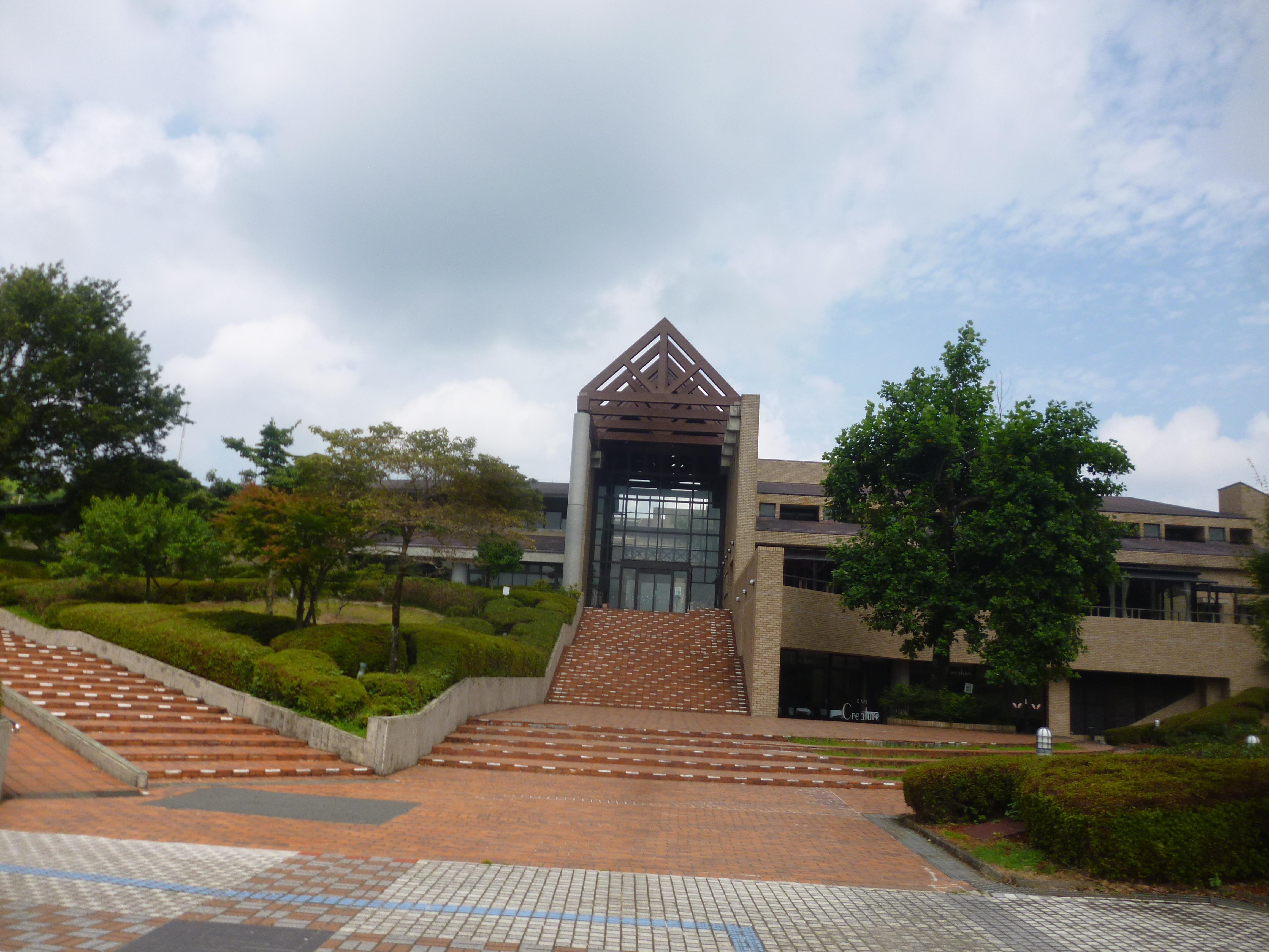 老人ホームの面会方法は？喜ばれる手土産やルール・マナーも解説